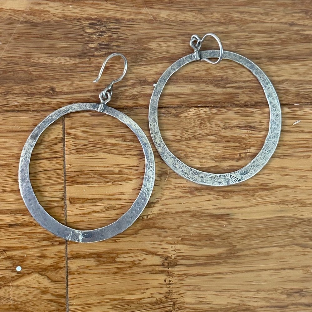 Silpada W1552 Sterling Hammered Hoop Oxidized - Picture 4 of 5